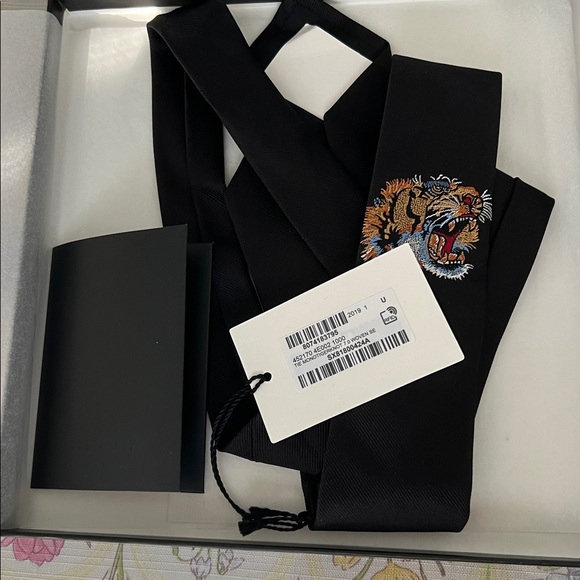 Gucci Black Tie with Tiger Design - Picture 1 of 2